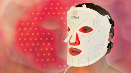 Rituel Repairing du masque LED Holiaē RĒ:GEN I, lumière rouge 660 nm pour activer le collagène, restaurer la fermeté et régénérer la peau.