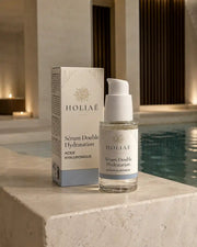 Sérum Acide Hyaluronique Double Hydratation HOLIAĒ dans une mise en scène spa