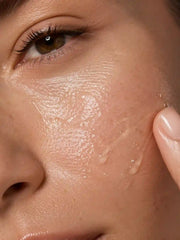 Sérum Acide Hyaluronique Double Hydratation HOLIAĒ – gros plan de peau