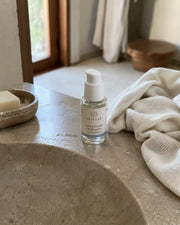 Sérum Acide Hyaluronique Double Hydratation HOLIAĒ dans une salle de bain