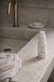 Sérum acide kojique Holiaē dans un univers spa haut de gamme pour routine skincare