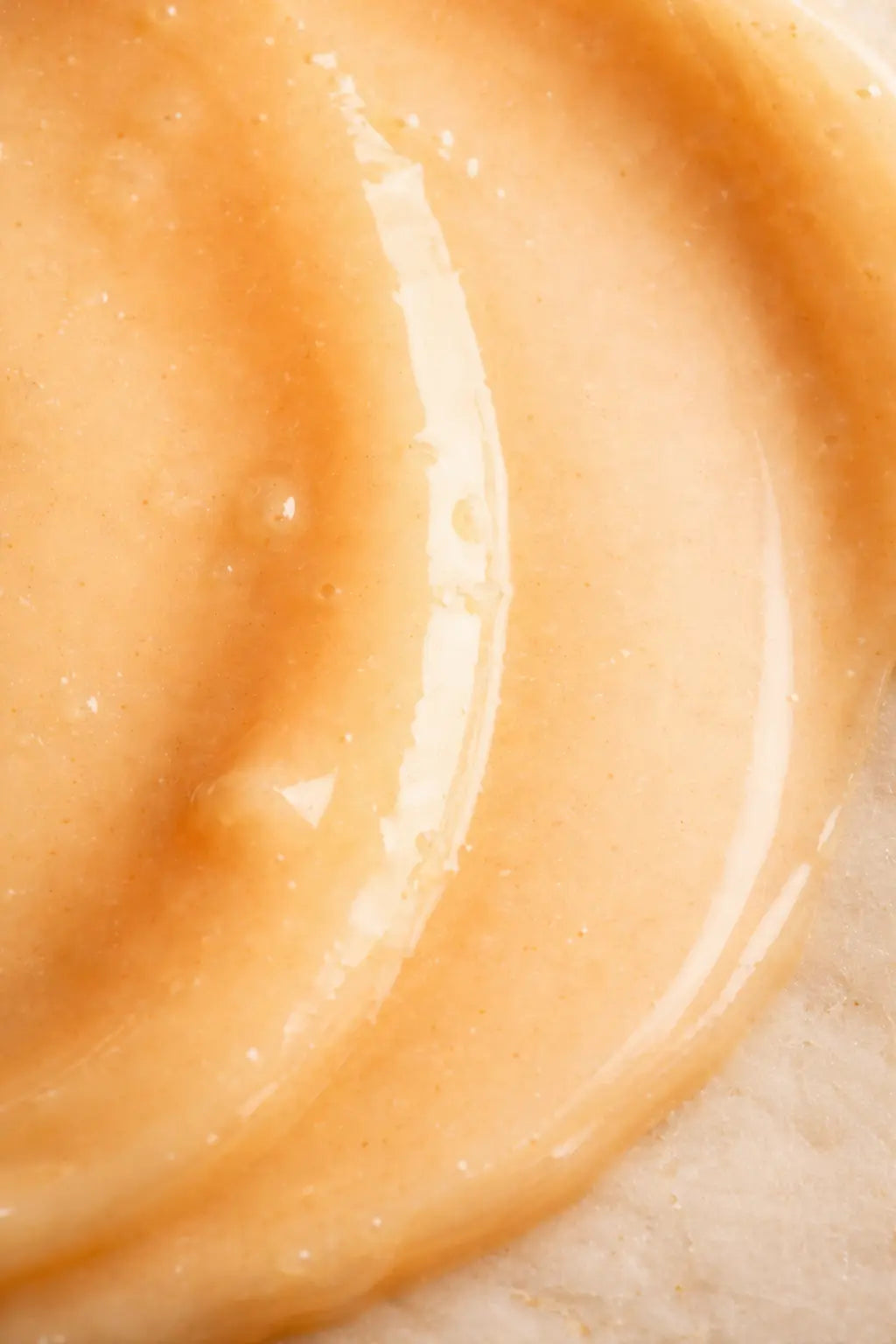 Texture du sérum acide kojique avec fini lumineux et absorption rapide sur la peau