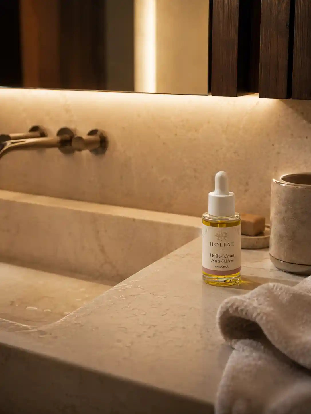Sérum Bakuchiol Anti-Rides HOLIAĒ dans une salle de bain