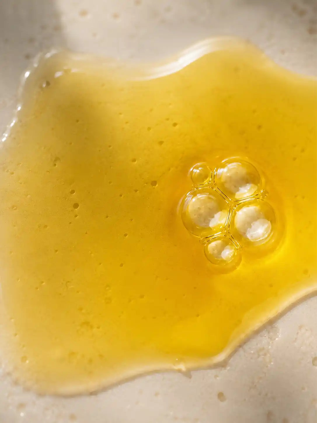 Sérum Bakuchiol Anti-Rides HOLIAĒ – texture du soin
