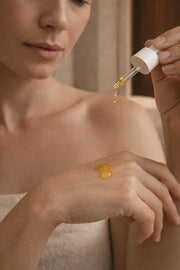 Application sérum bakuchiol sur la peau avec pipette, soin visage anti-age et éclat naturel