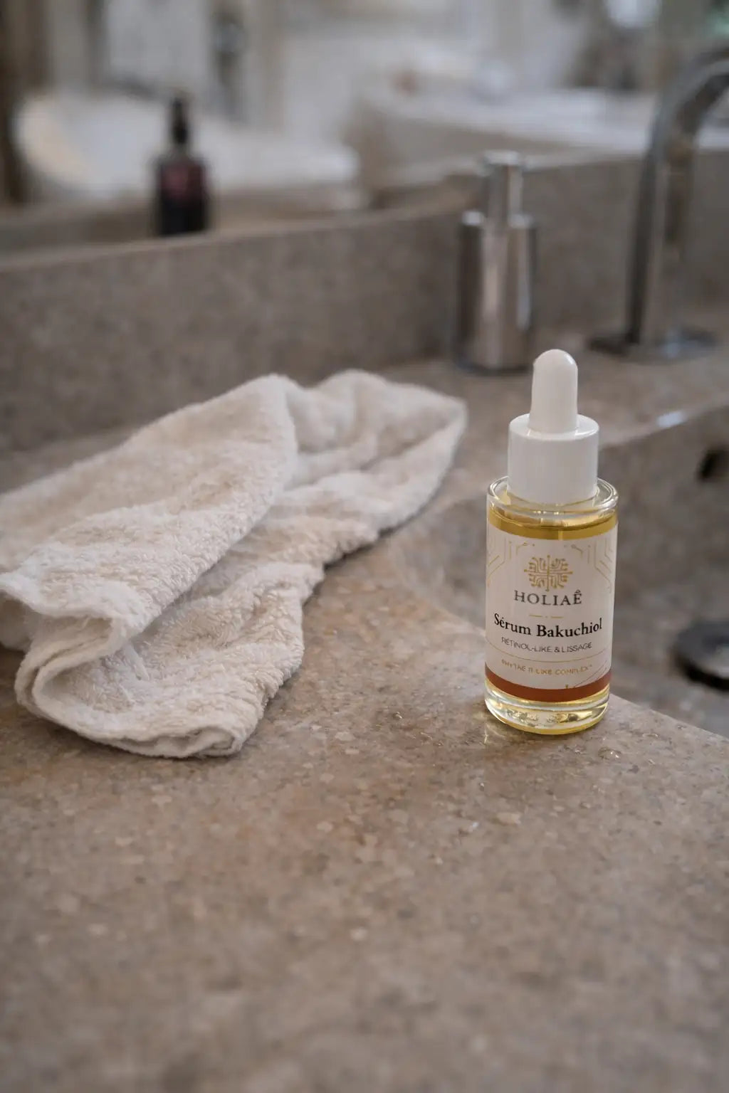 Flacon sérum bakuchiol posé en salle de bain, soin visage lissant et routine skincare naturelle