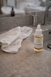 Flacon sérum bakuchiol posé en salle de bain, soin visage lissant et routine skincare naturelle