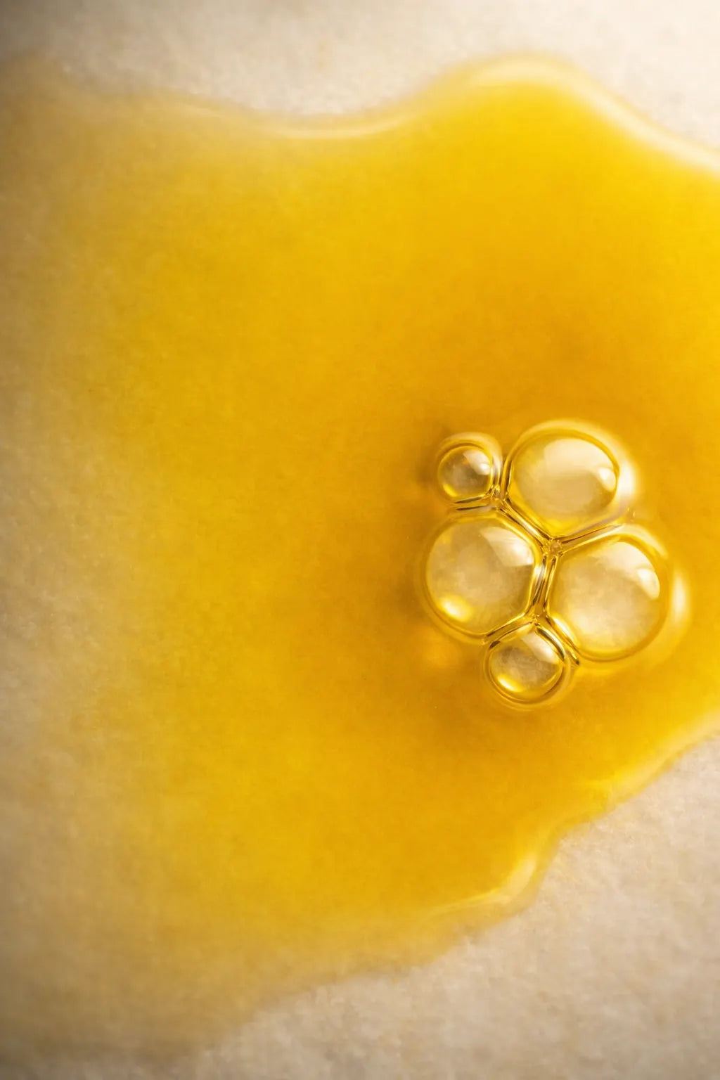 Texture huile sérum bakuchiol dorée, soin visage nourrissant et lissant naturel