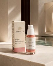 Sérum Raffermissant aux Peptides HOLIAĒ dans une mise en scène spa
