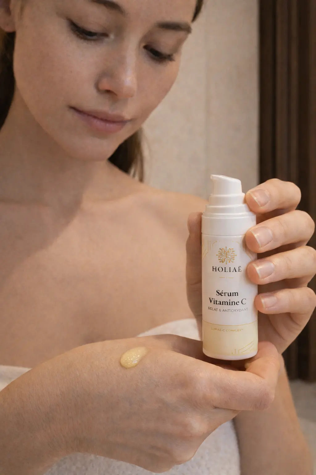 Application sérum vitamine C sur la peau, soin visage hydratant et éclat naturel