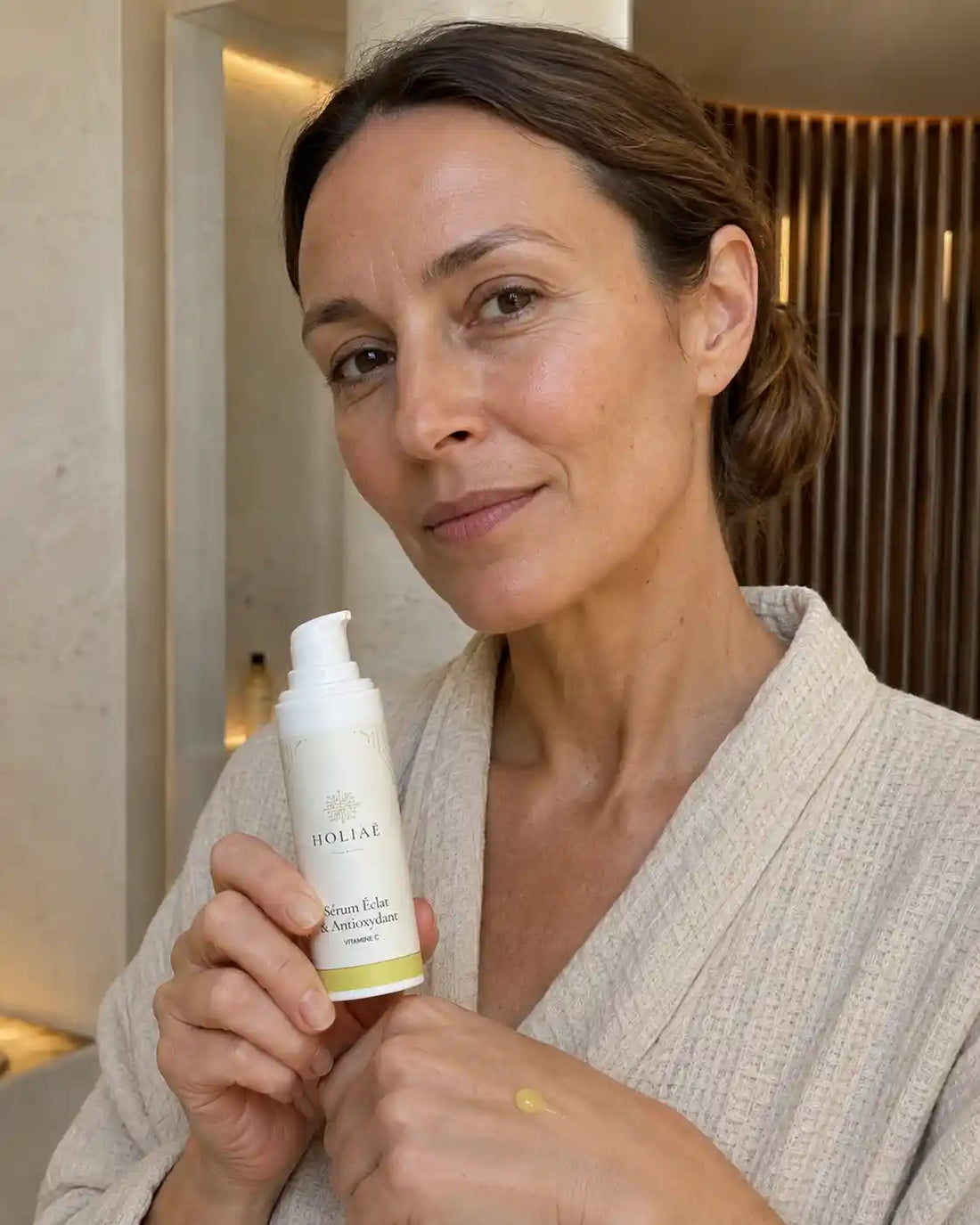 Sérum Vitamine C Éclat & Antioxydant HOLIAĒ – application sur la peau