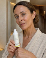 Sérum Vitamine C Éclat & Antioxydant HOLIAĒ – application sur la peau