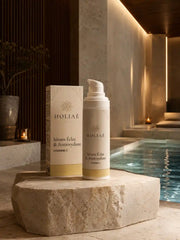 Sérum Vitamine C Éclat & Antioxydant HOLIAĒ dans une mise en scène spa
