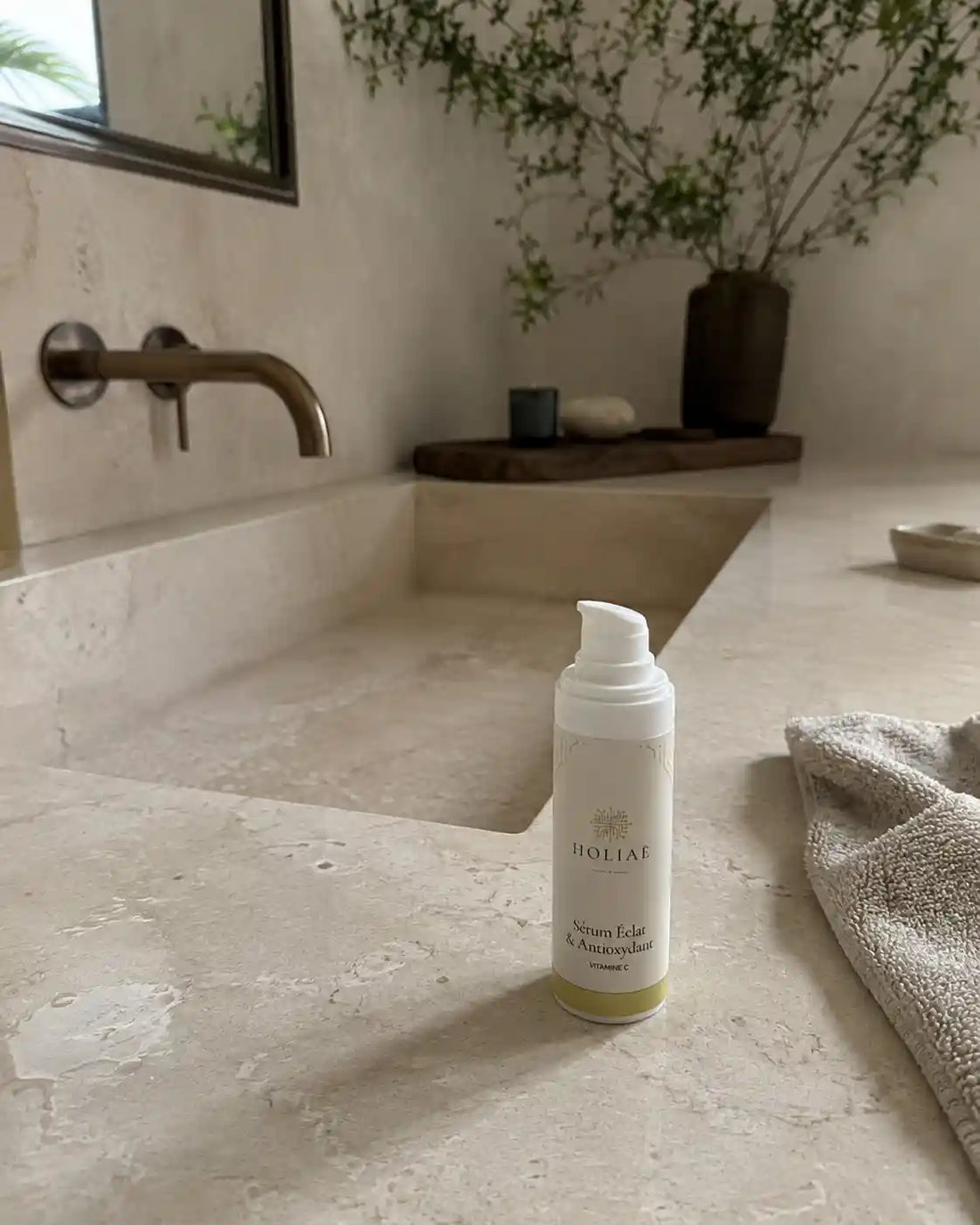Sérum Vitamine C Éclat & Antioxydant HOLIAĒ dans une salle de bain