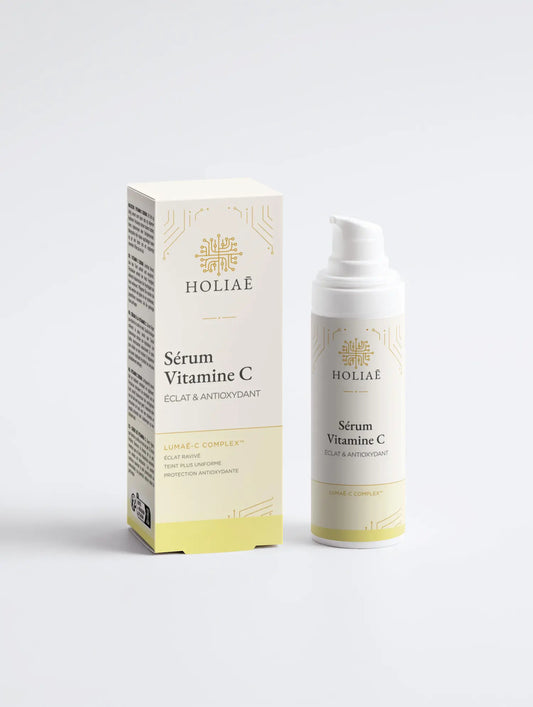 Sérum vitamine C Holiaē Lumaē-C Complex avec boîte sur fond blanc