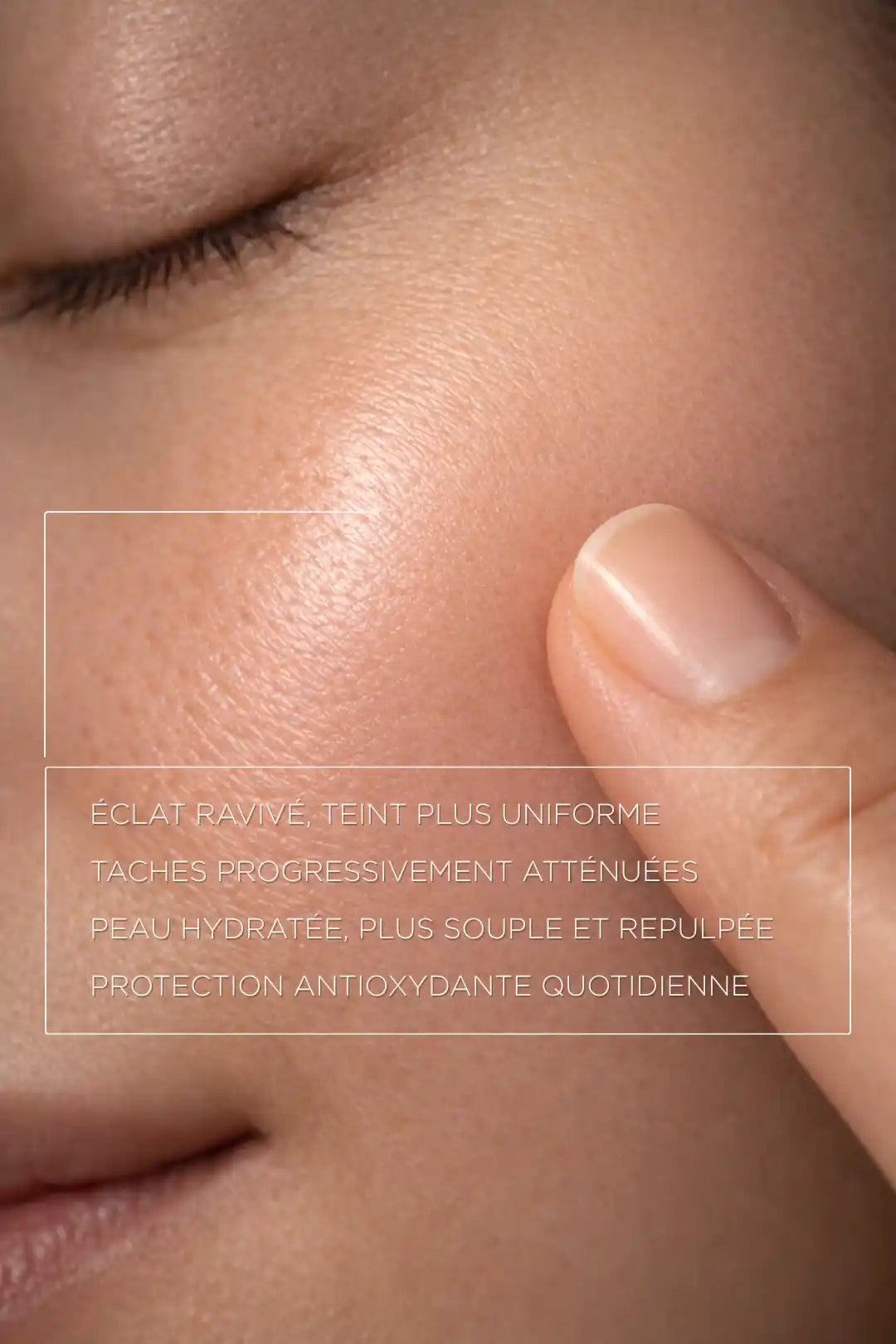 Peau lumineuse après application de sérum vitamine C, effet glow naturel et teint uniforme