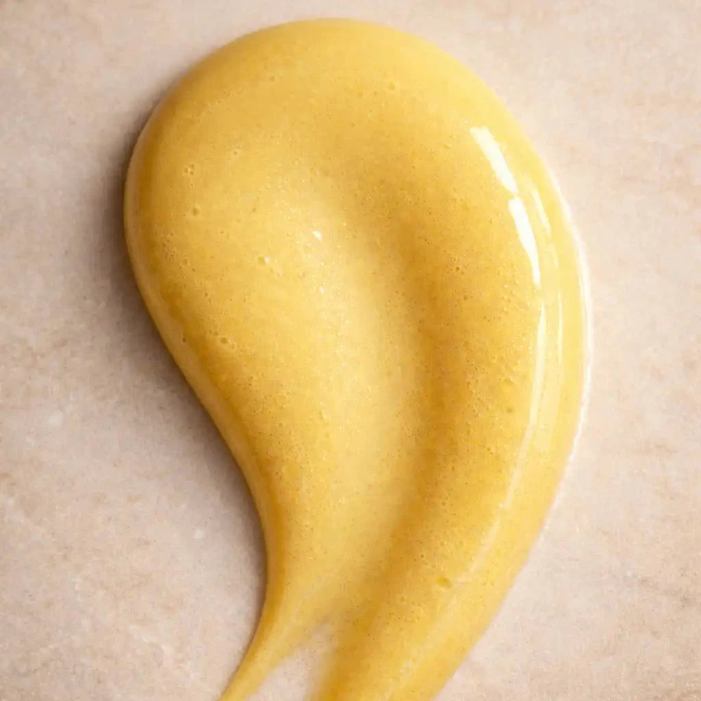 Sérum vitamine C texture gel jaune lumineux sur peau, soin éclat antioxydant visage