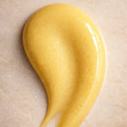 Sérum vitamine C texture gel jaune lumineux sur peau, soin éclat antioxydant visage