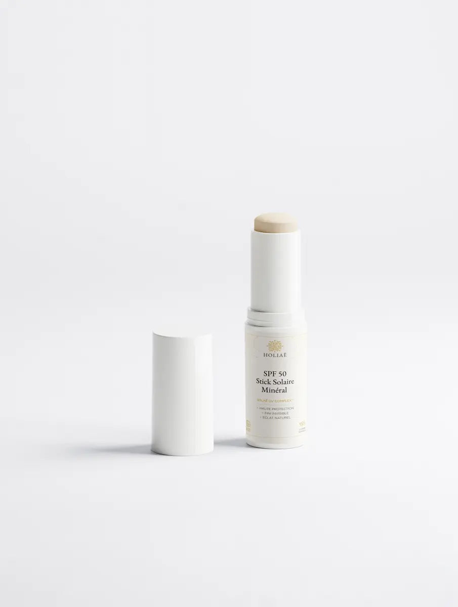 Stick solaire Holiaē SPF50 ouvert avec capuchon, application précise du solaire minéral