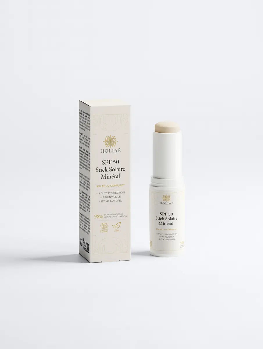 Stick solaire Holiaē SPF50 avec packaging sur fond blanc, format nomade et protection minérale