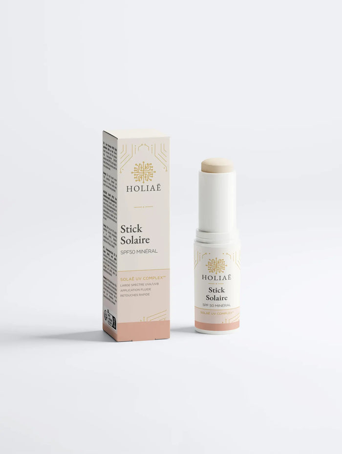 Stick solaire Holiaē SPF50 avec packaging sur fond blanc, format nomade et protection minérale