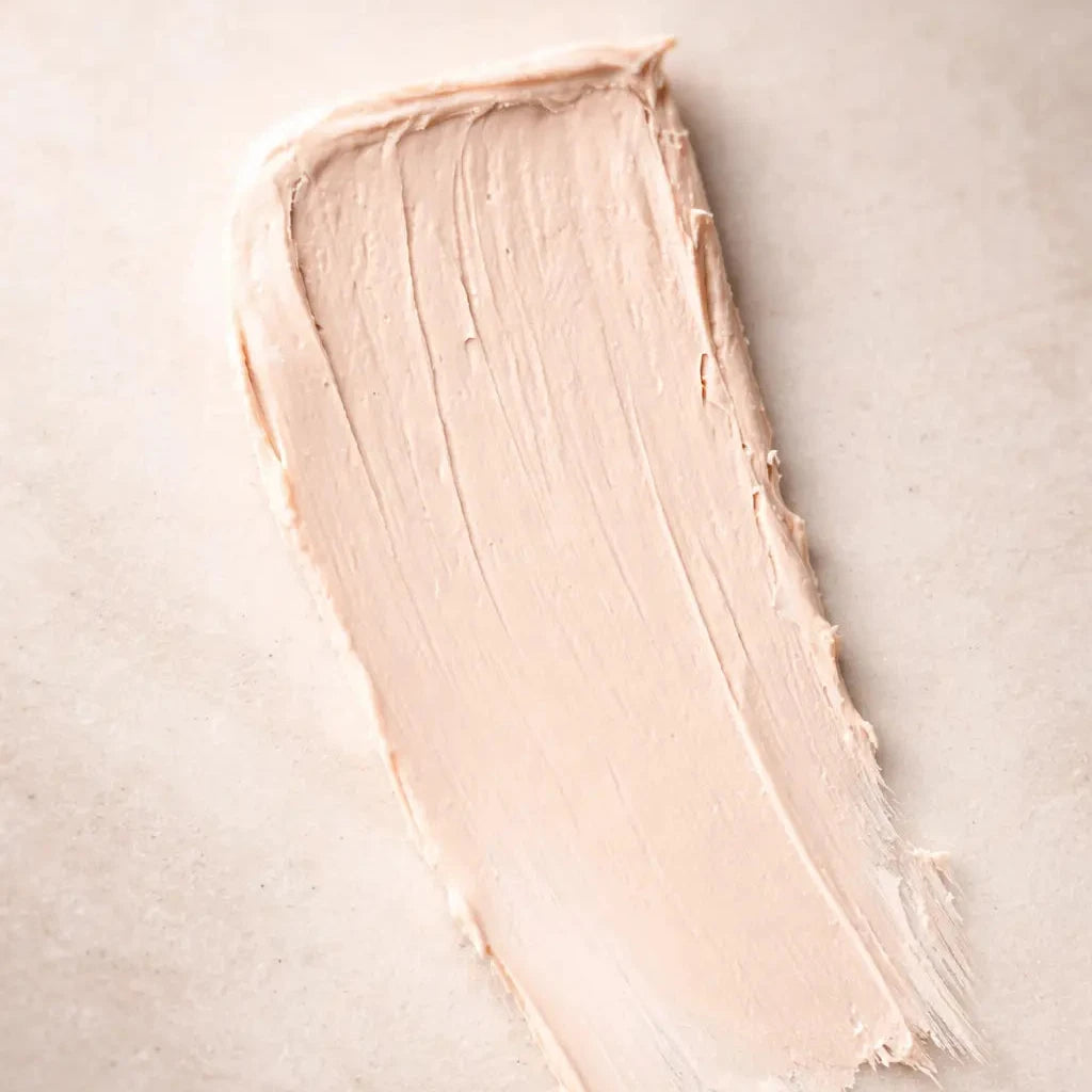 Texture du stick solaire minéral avec fini invisible et application fluide sur la peau