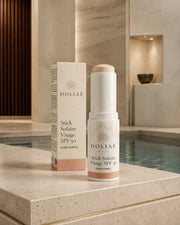 Stick Solaire Visage SPF50 Sans Teinte HOLIAĒ dans une mise en scène spa