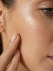 Stick Solaire Visage SPF50 Sans Teinte HOLIAĒ – gros plan de peau
