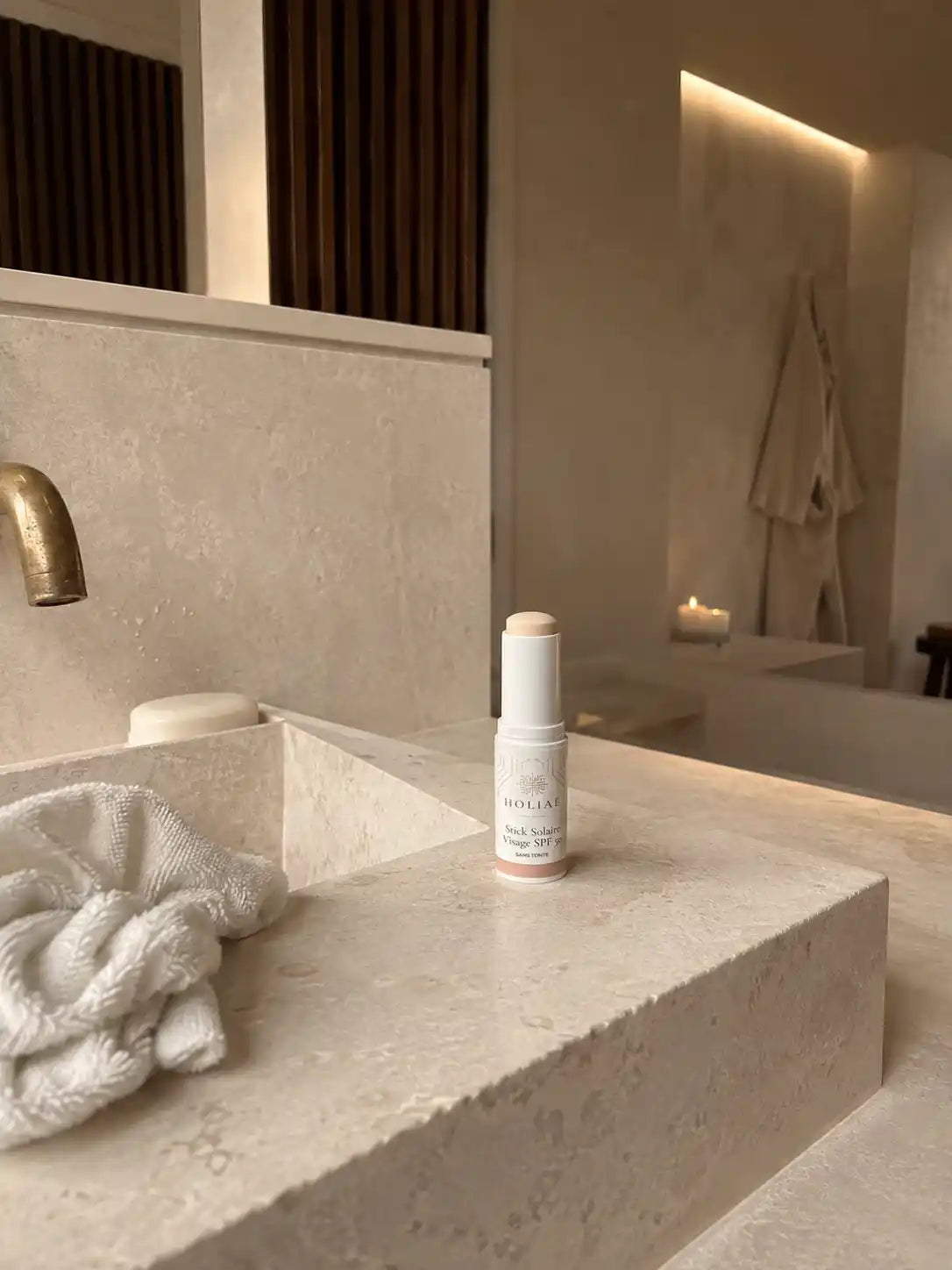 Stick Solaire Visage SPF50 Sans Teinte HOLIAĒ dans une salle de bain